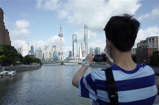 外白渡桥也是外地游客来上海热衷的打卡地，不少人选择站在乍浦路桥来拍摄它的全貌。 ?澎湃新闻记者 康宁 图